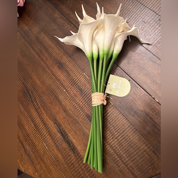 Bunch of white Lillies - Picture 3 of 6